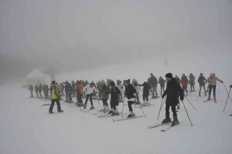 Üniversite öğrencileri, Murat Dağı Termal Kayak Merkezi’nde harmandalı zeybeği oynadı
