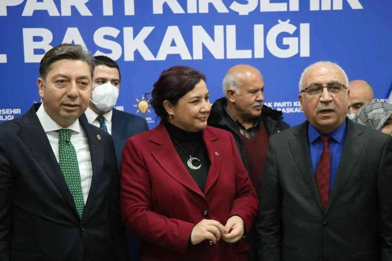 AK Parti, CHP’li belediye meclis üyelerine rozet taktı
