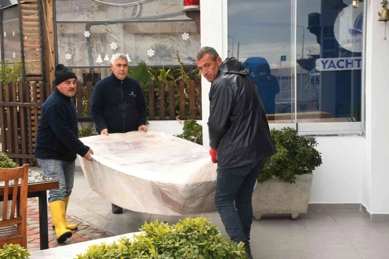 Kemer Belediyesi’nden geleceğin denizcilerine optimist tekne hediyesi
