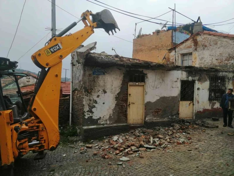 Araç geçişini engelleyen metruk binaya belediye müdahalesi
