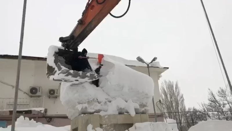 Karla kaplı Atatürk büstleri, polis tarafından temizlendi
