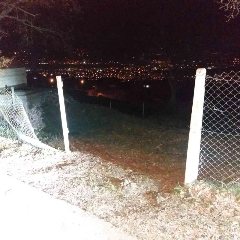 Sakarya’da mezarlığın demir kapısını çaldılar
