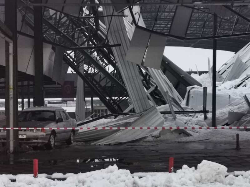 Isparta’da karın ağırlığına dayanamayan kapalı pazar yerinin çatısı çöktü
