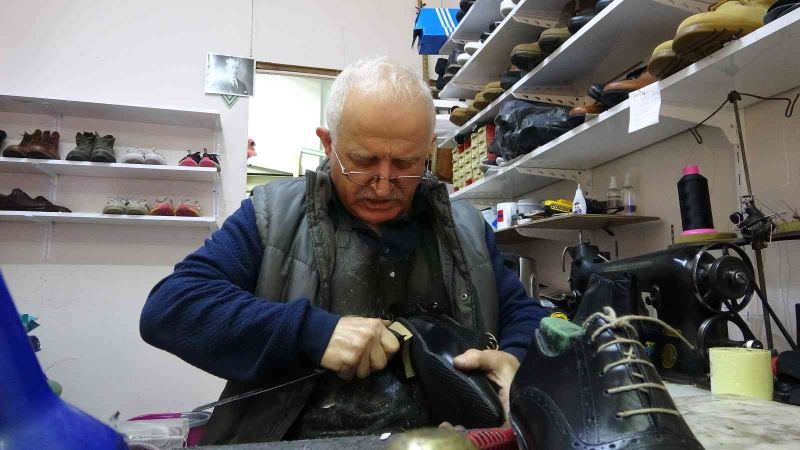 Giresunlu ayakkabı ustası fabrika üretimine karşın yarım asırdır el emeği ayakkabı üretmeyi sürdürüyor
