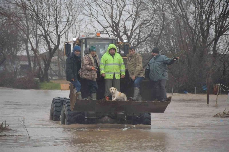 Biga’da sel sularında mahsur kalan aile iş makinesiyle kurtarıldı
