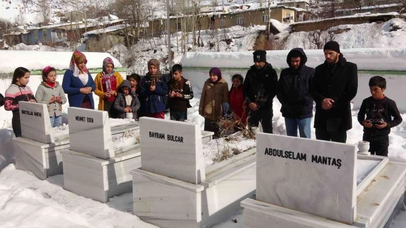 Çığda şehit olan güvenlik korucuları mezarları başında anıldı
