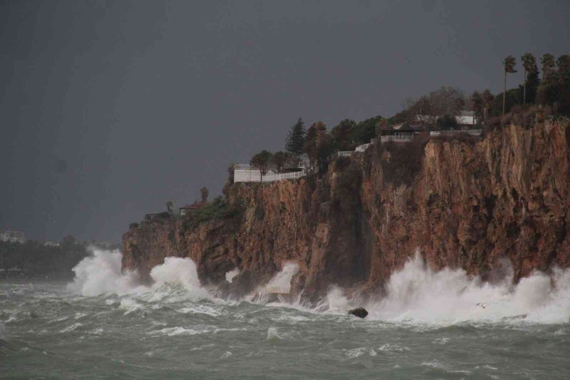 Antalya’da fırtına dalgaları falez boyuna yükseltti, balıkçı teknesi battı
