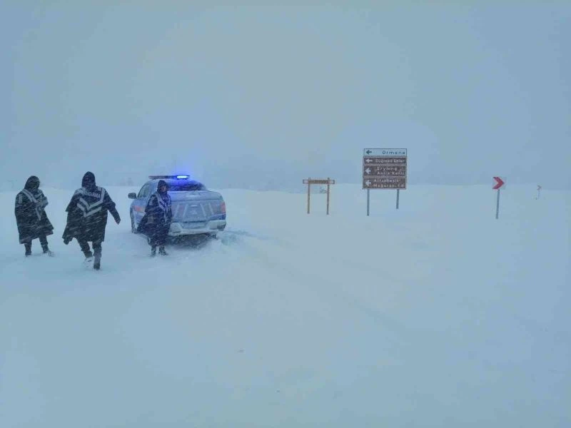 Jandarma, 412 devriyeden oluşan 897 personel ile hava muhalefetiyle mücadele ediyor
