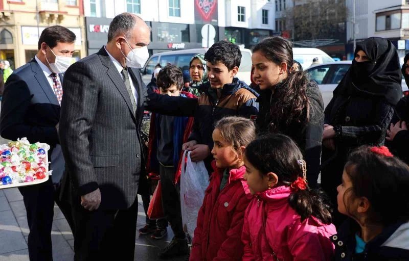 Vali Özkan çocuklara şivlilik dağıttı
