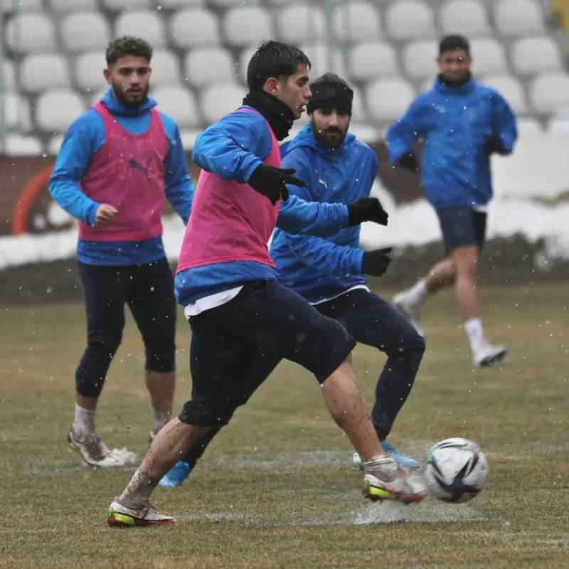 Afyonspor antrenmana kar yağışı altında çıktı
