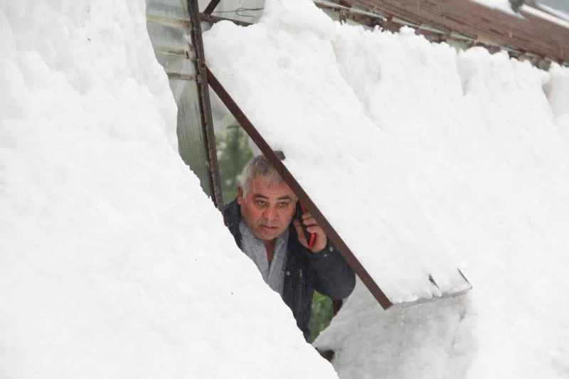 Antalya’da dolu yağışı cam seraları yıktı
