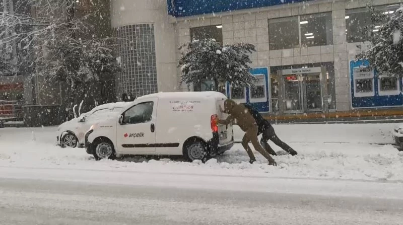 Isparta’da kar kalınlığı 30 santimetreyi geçti, hayat felç oldu
