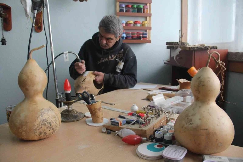  Su kabağını sanat eserine dönüştürüyor
