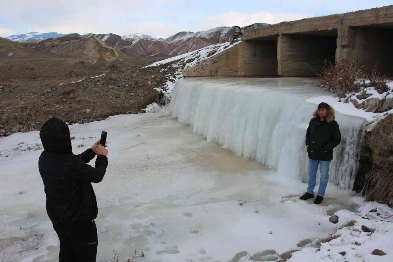 Buz tutan dereler görsel güzellikler oluşturuyor
