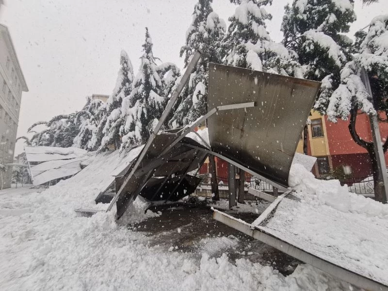 Isparta Aile ve Sosyal Politikalar İl Müdürlüğü otopark çatısı yoğun kara dayanamayıp çöktü
