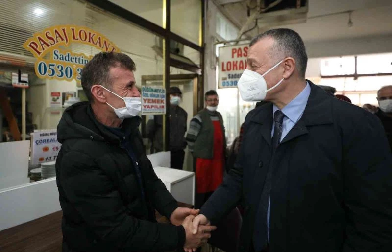 Başkan Büyükakın, Kandıra’da yapılacak yeni kent meydanı için esnafla bir araya geldi

