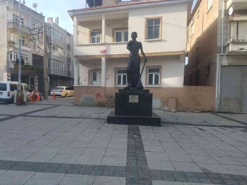 Uzunköprü’de Adalet Anıtı’nı ateşe veren zanlının akli dengesi yerinde olmadığı iddiası
