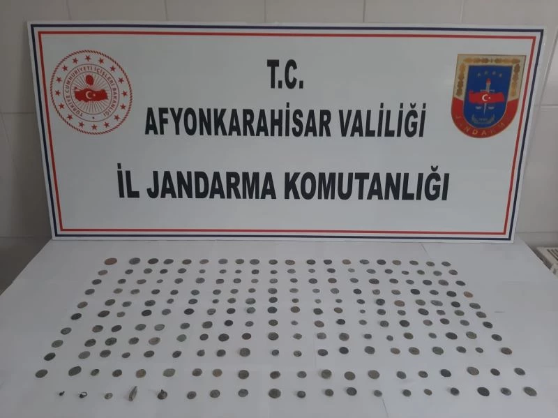 Tarihi eser kaçakçısı dinlenme tesisinde 214 adet sikkeyle yakalandı
