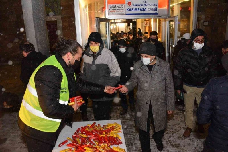 Regaib Kandili’nde şekerler Bozüyük Belediyesi’nden
