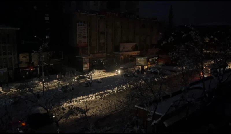 Isparta’da yoğun kar sebebiyle elektrik telleri koptu
