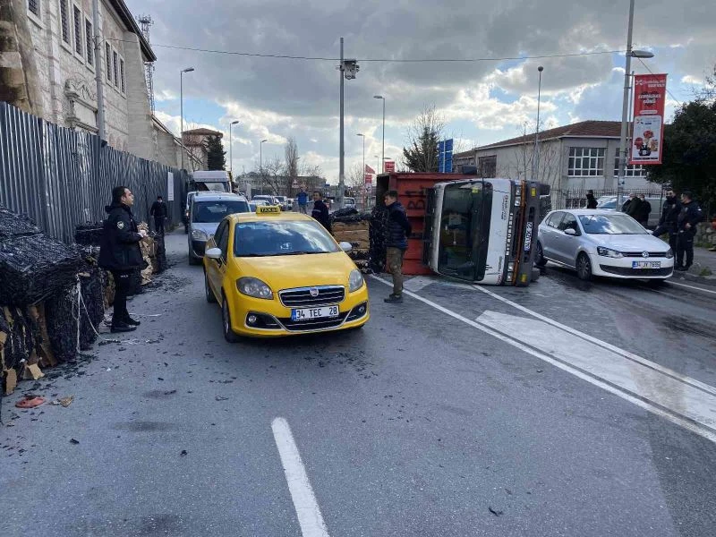 Eyüpsultan’da geri dönüşüm kamyonu aşırı yükten dolayı devrildi
