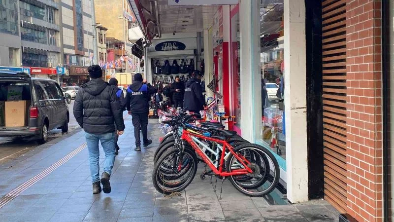 Zabıta miting alanındaki esnafları uyardı
