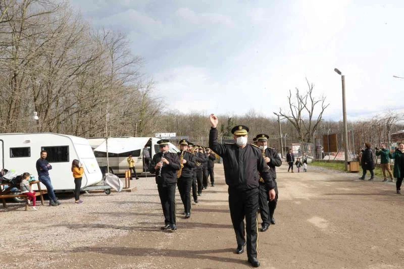 Kampçılara bandolu sürpriz
