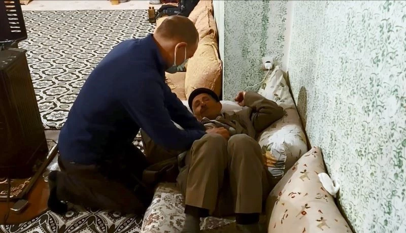 Mahsur kalan doktor dağcılar köylülere şifa oldu
