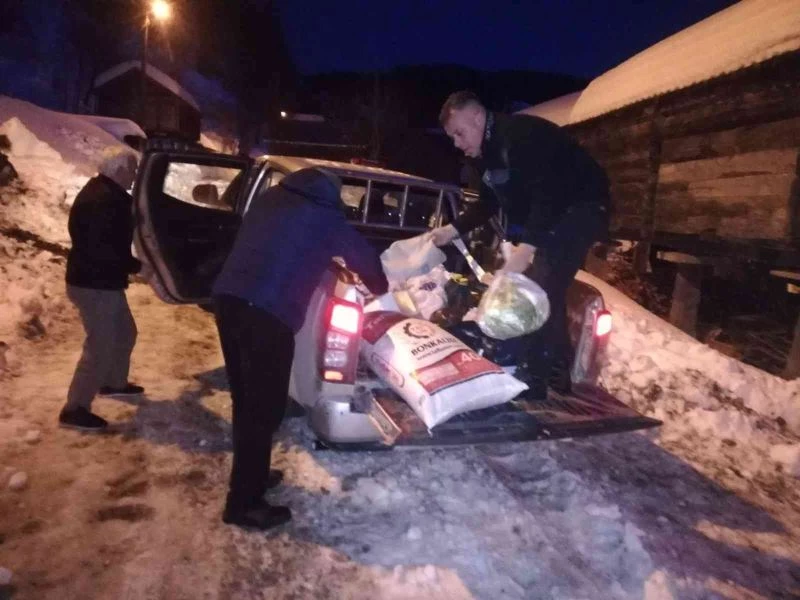 Ayancık Orman İşletme karla kaplı yolları aşıp yardıma koşuyor
