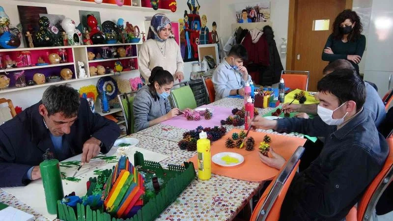 Engelliler bakım ve rehabilitasyon merkezi ile hayata tutunuyor
