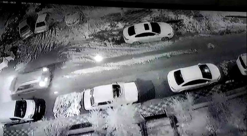 Kaldırımda yürürken bir anda kendini çukurda bulan adamın görüntüleri ortaya çıktı
