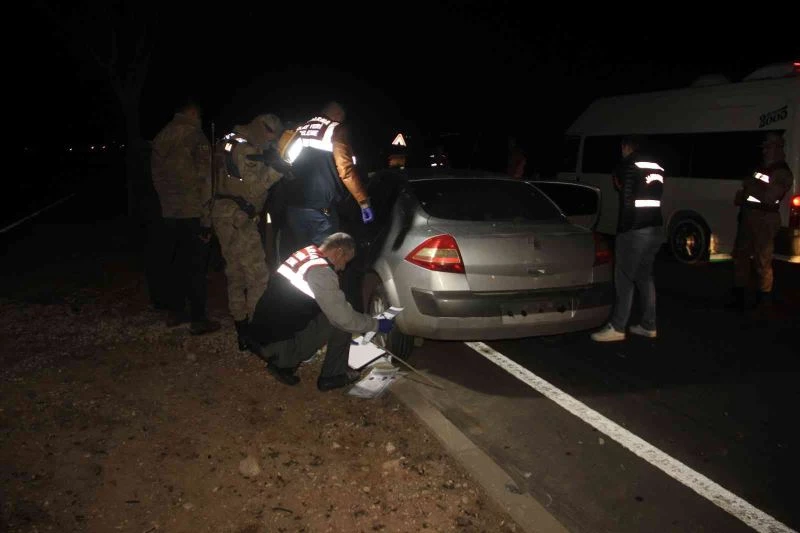 Otomobil uzun namlulu silahla tarandı: 2 ölü
