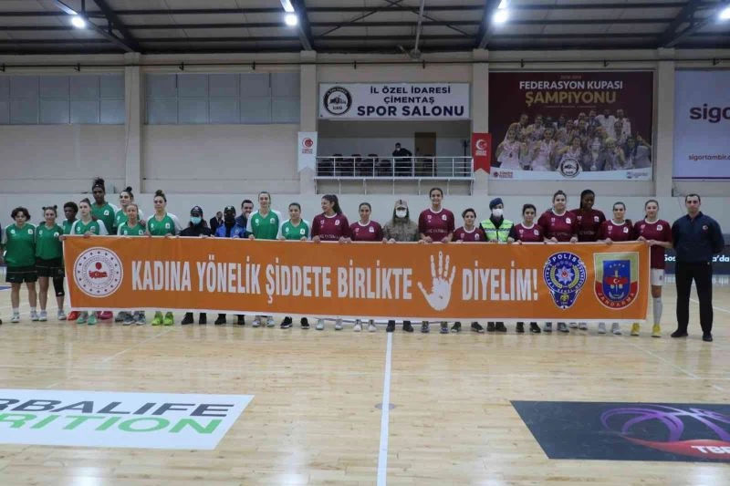 Elazığ’da maçta kadına şiddete pankartlı tepki
