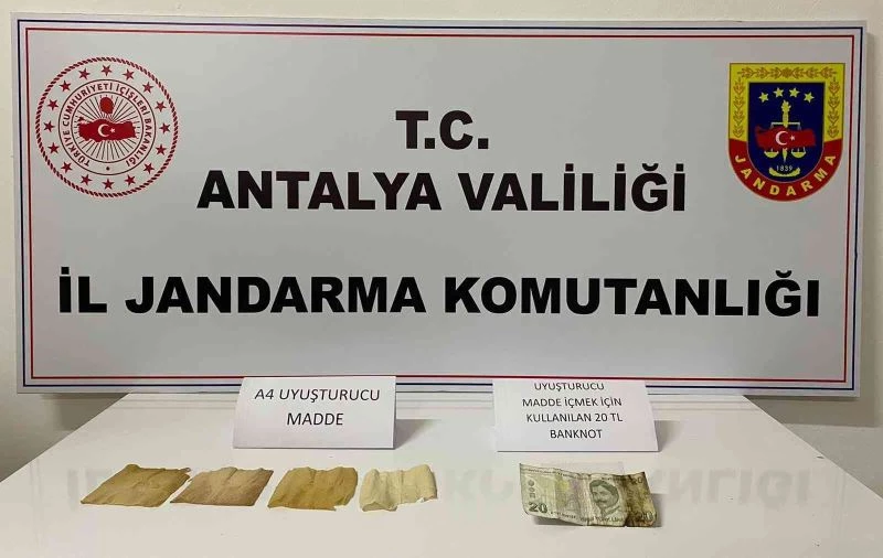 Yüzündeki maskeyle uyuşturucu taşırken yakalandı
