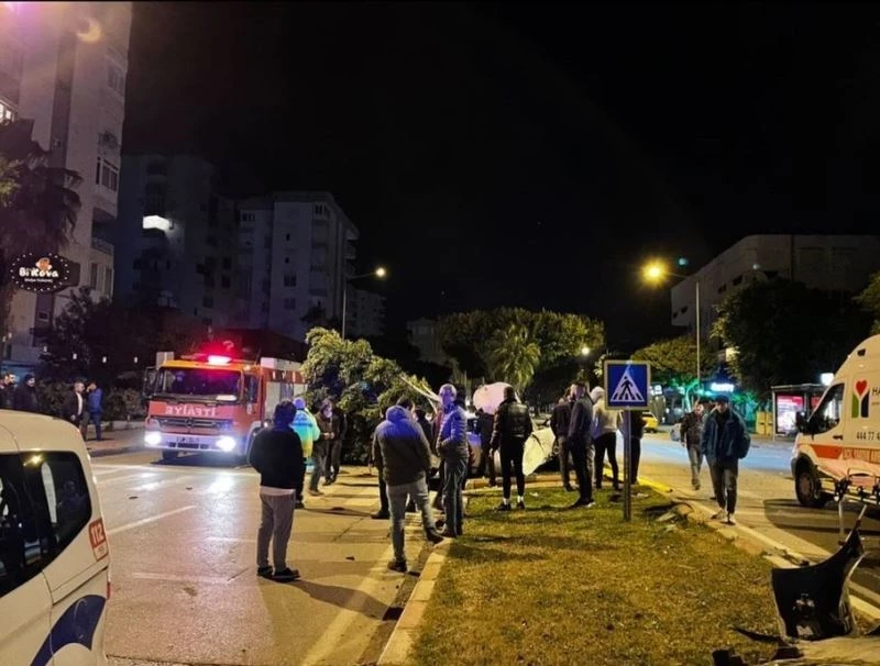 Aracın ağacı biçtiği kazada genç sürücü hayatını kaybetti
