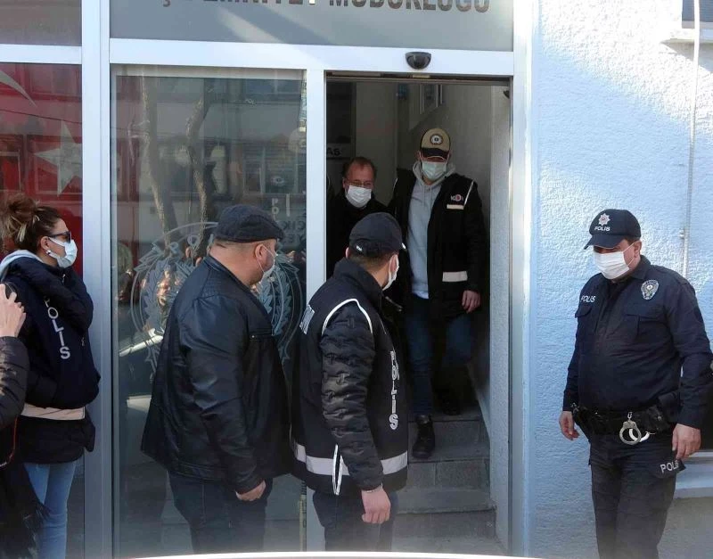 Gözaltına alınan CHP’li Küçükkuyu Belediye Başkanı adliye sevk edildi
