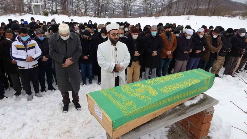 Evlerinde yanarak ölen iki bebek tek tabutla toprağa verildi
