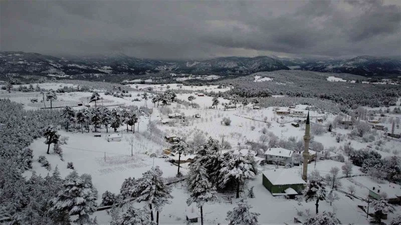 Beyaz örtüyle kaplanan köy doğal güzelliğiyle hayran bıraktı
