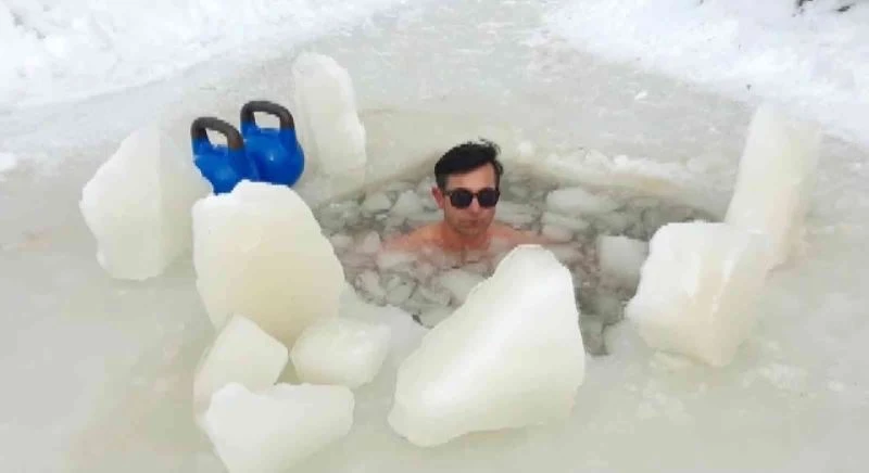 Amanos Dağları’nın zirvesinde buzlu suya girdi
