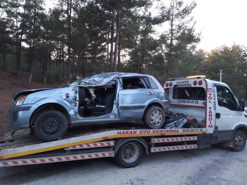 Taklalar atarak ters dönen otomobildeki 2 kişi hayatını kaybetti
