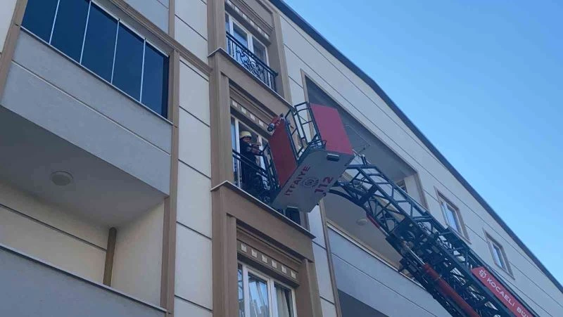 Kapıyı açamayan yaşlı kadın için camdan içeri girdiler
