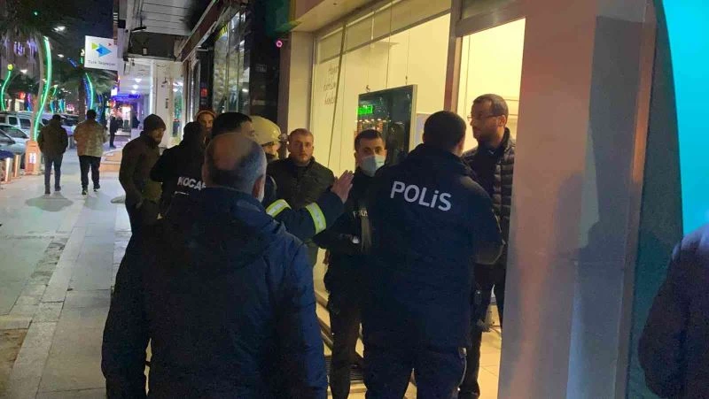 Dumanların kaynağının bulunması için banka gece vakti açtırıldı