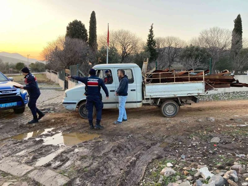 2 ton ağırlığındaki demir kantarı çalmak isterken yakalandılar
