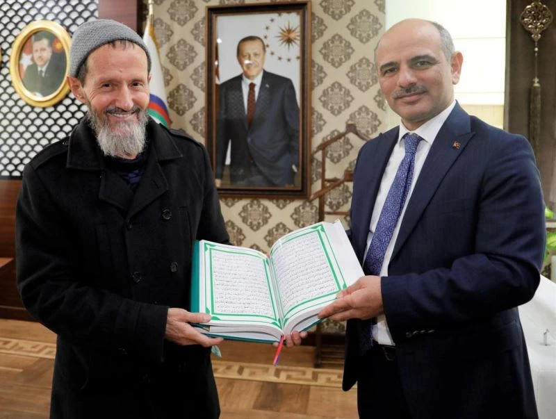 Cumhurbaşkanı Erdoğan için el yazması Kur’an-ı Kerim yazdı
