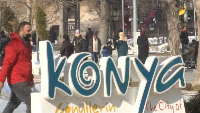 Sıcak havayı gören Konyalılar çarşı pazarda güneşin tadını çıkardı
