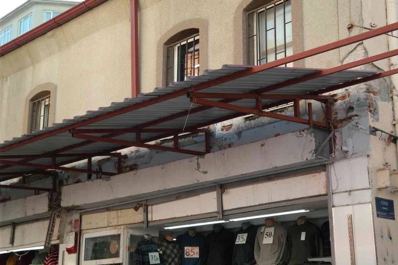 Çökerek 1 kişinin yaralanmasına neden olan tente onarıldı
