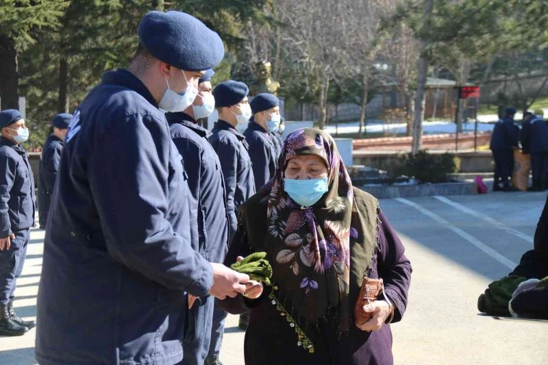 83 yaşındaki Ayşe ninenin ördüğü patikler Mehmetçik için
