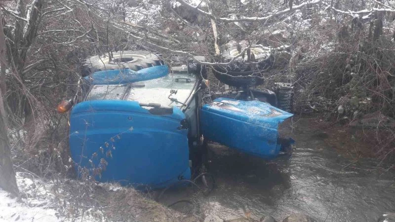 Torunlarını okul servisine götürürken traktörüyle uçuruma yuvarlanan dede hayatını kaybetti
