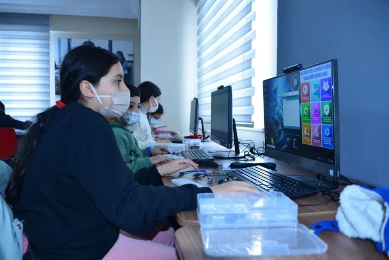 Robotik kodlama eğitimi alan gençler, geleceğin teknolojisini öğreniyor
