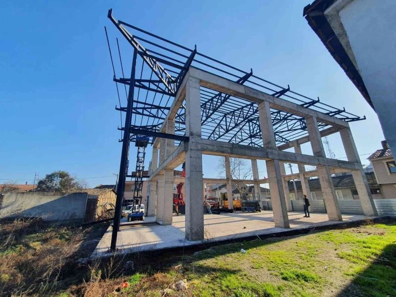 Çukurca İzvat Camii’nin çatı montajı başladı

